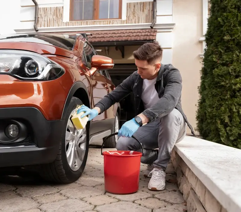 Lavage auto à domicile Maxou : professionnel intervenant sur un véhicule